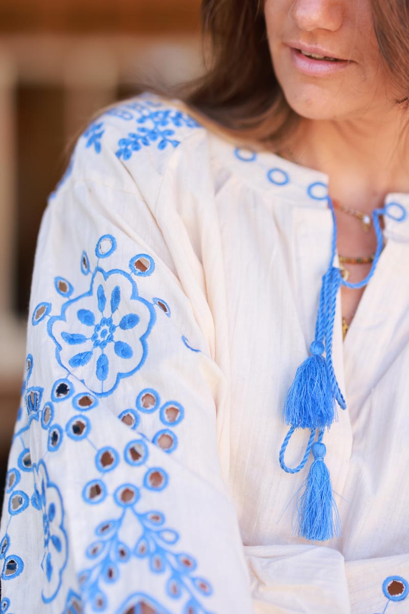 Blouse beige en coton broderie ajourée bleu et pompons