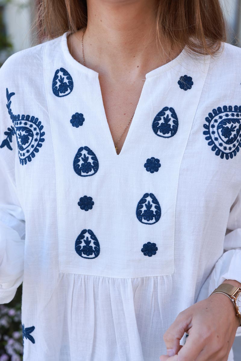 Blouse blanc cassé en coton col plastron broderie cachemire bleu marine