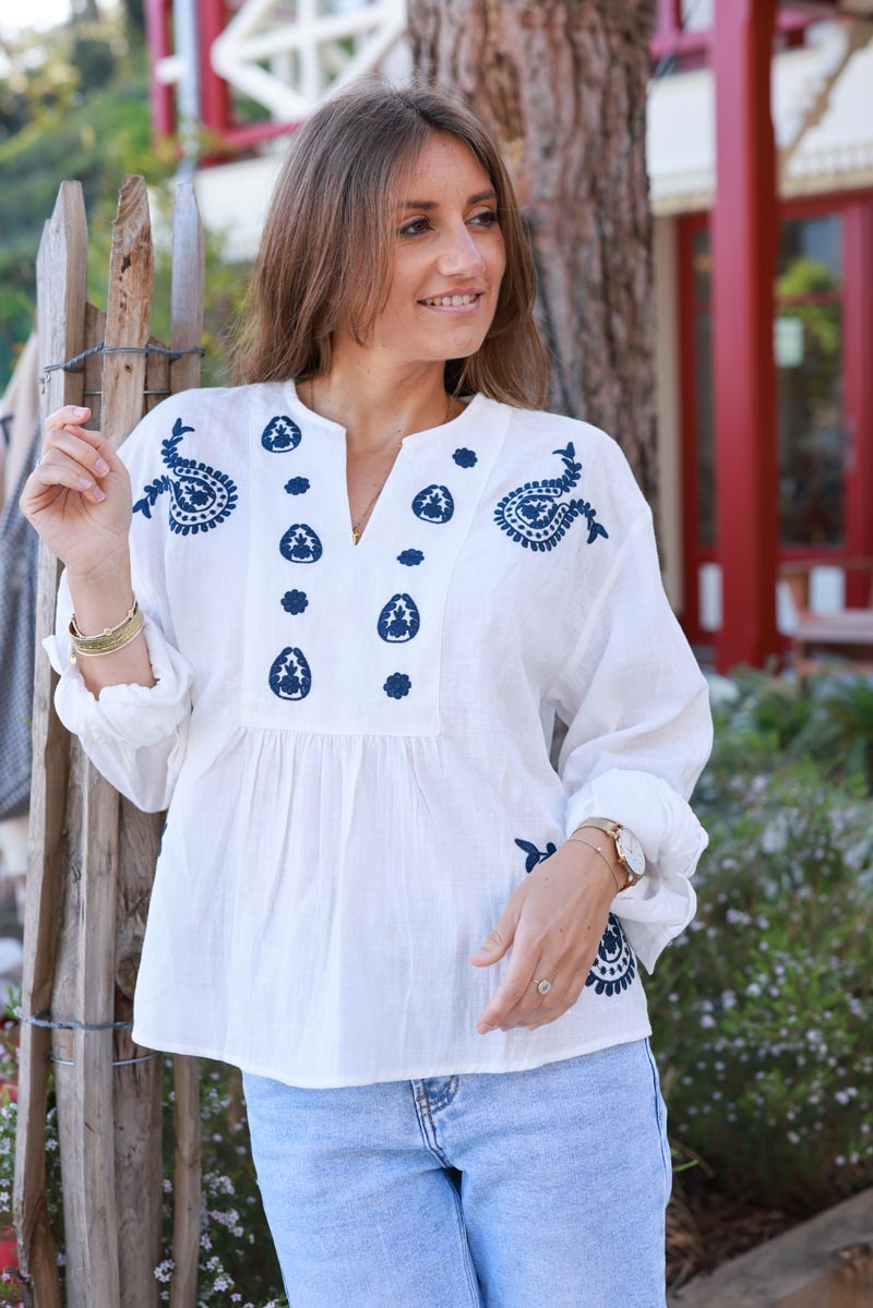 Blouse blanc cassé en coton col plastron broderie cachemire bleu marine