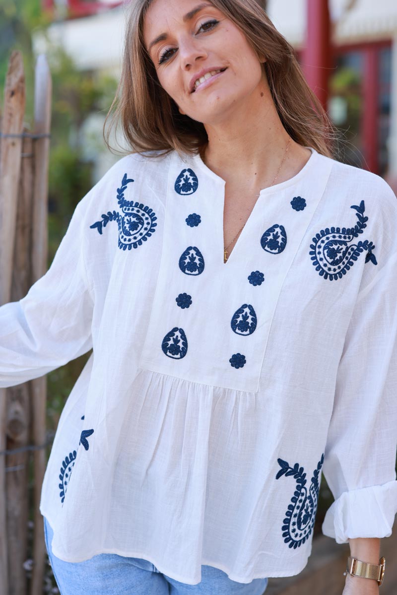 Blouse blanc cassé en coton col plastron broderie cachemire bleu marine