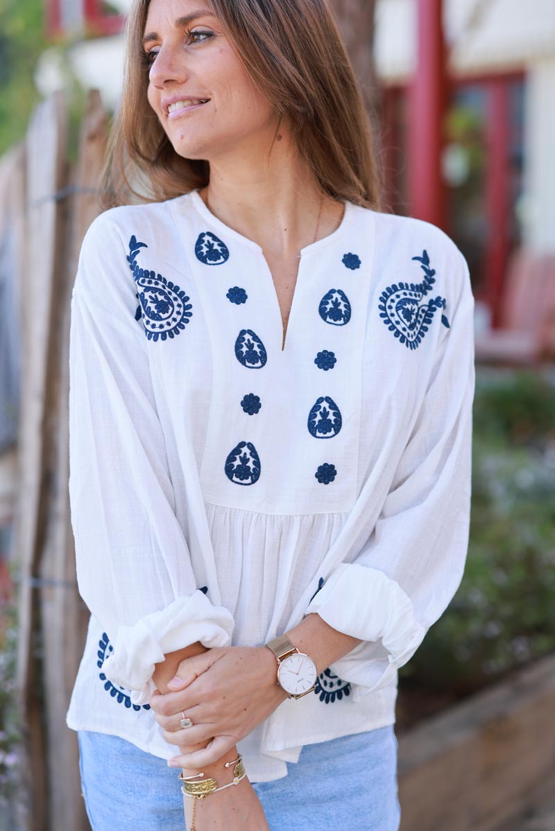 Blouse blanc cassé en coton col plastron broderie cachemire bleu marine
