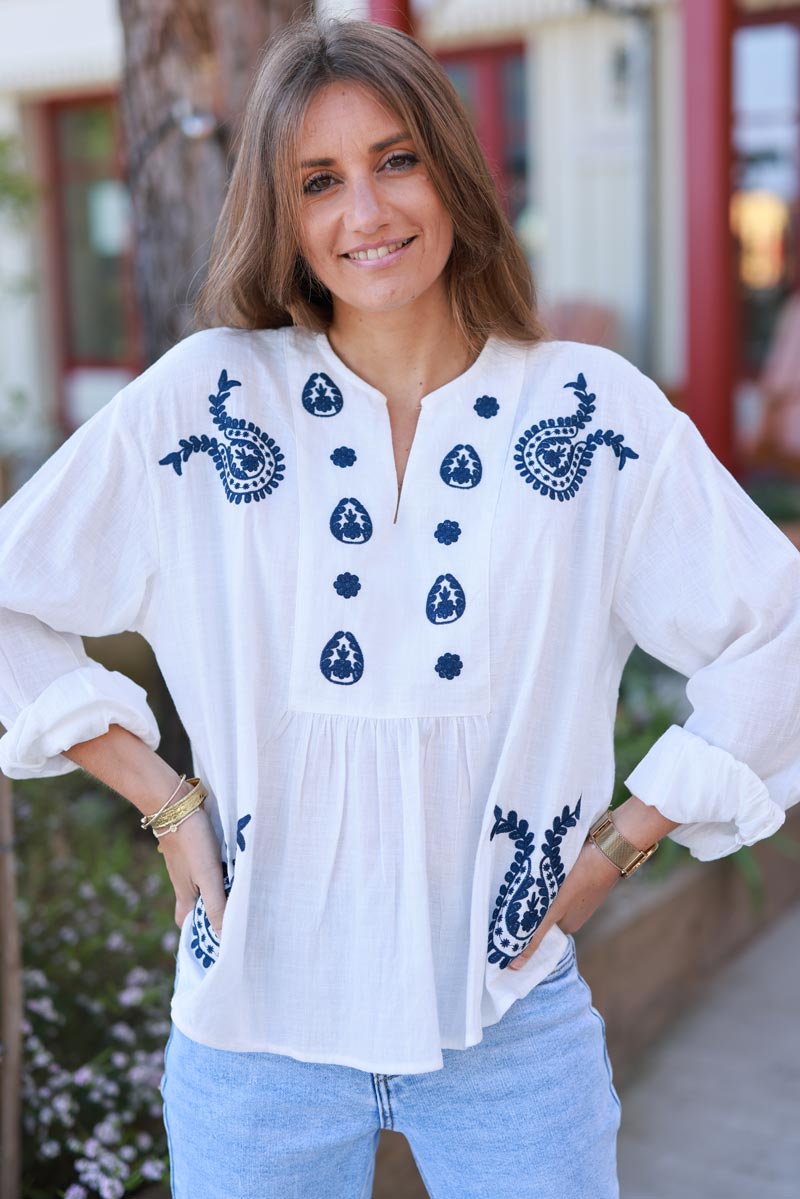 Blouse blanc cassé en coton col plastron broderie cachemire bleu marine