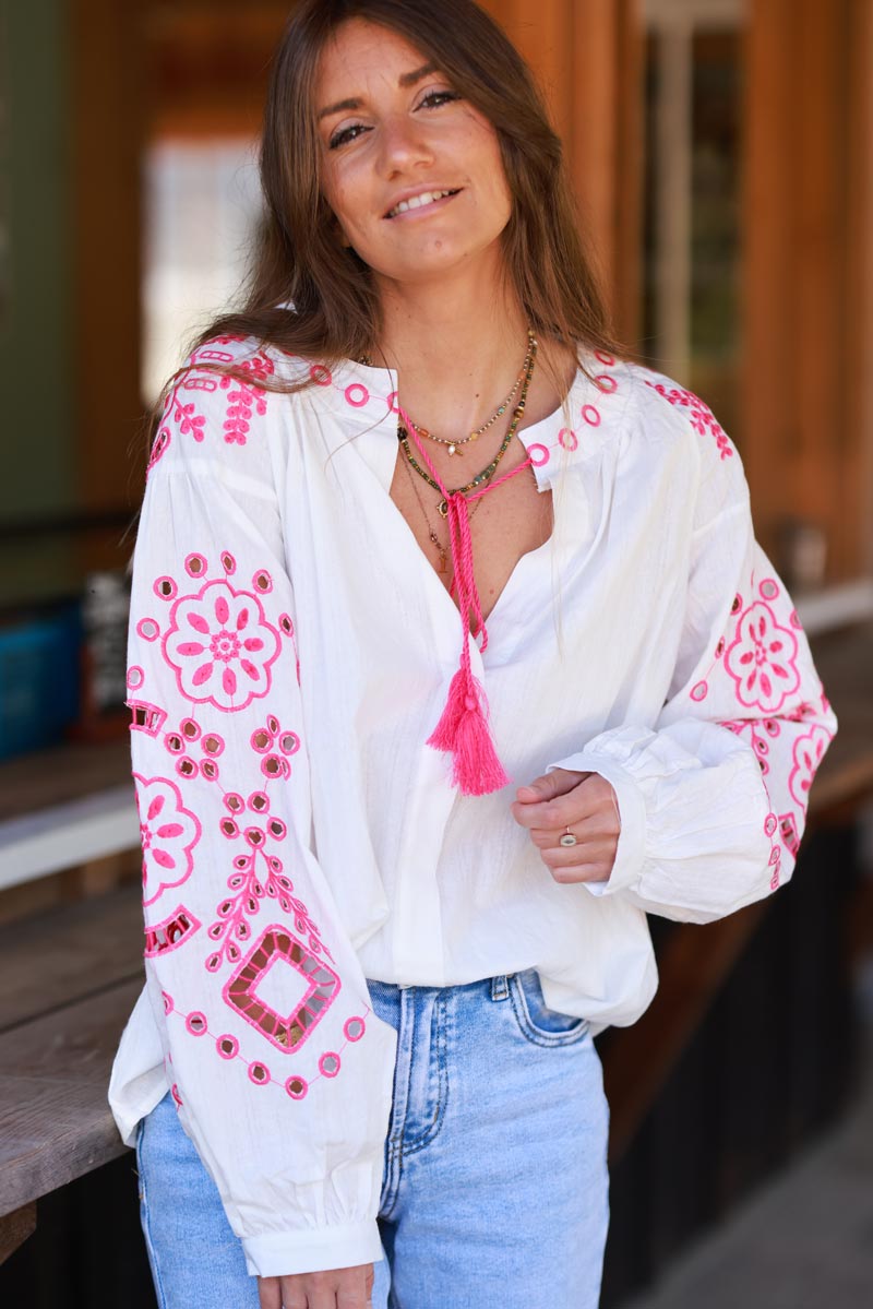 Blouse blanche en coton broderie ajourée fuchsia et pompons