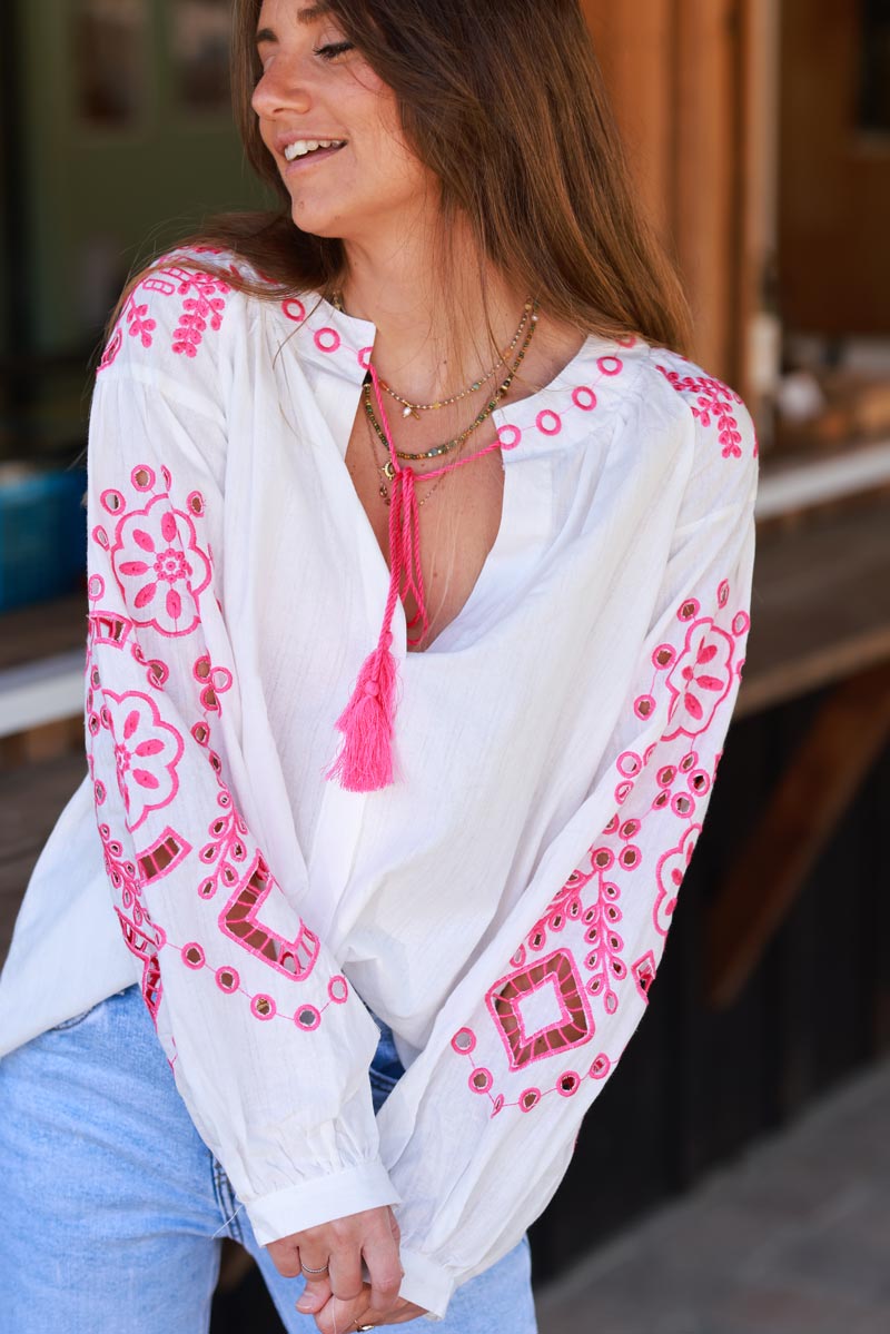 Blouse blanche en coton broderie ajourée fuchsia et pompons