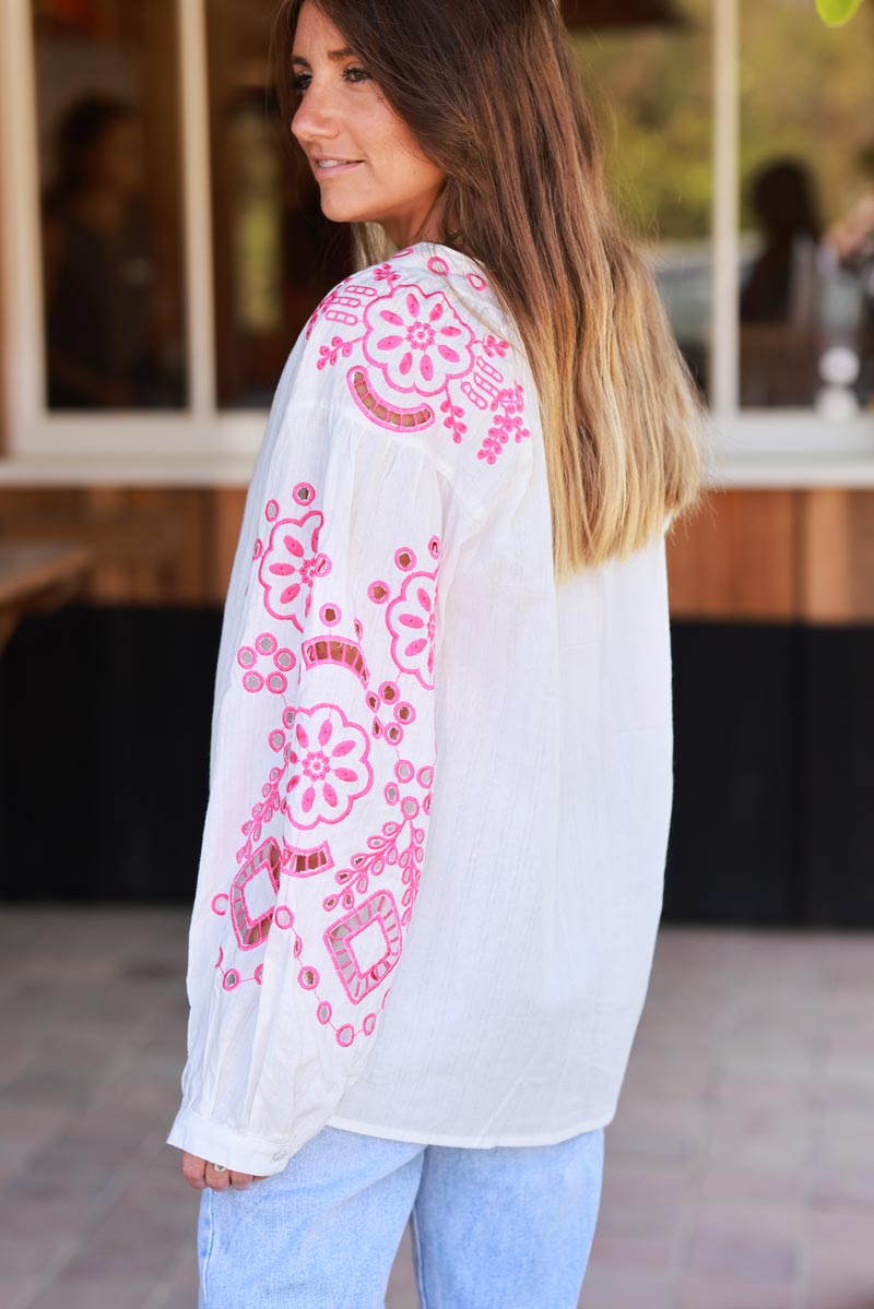 Blouse blanche en coton broderie ajourée fuchsia et pompons