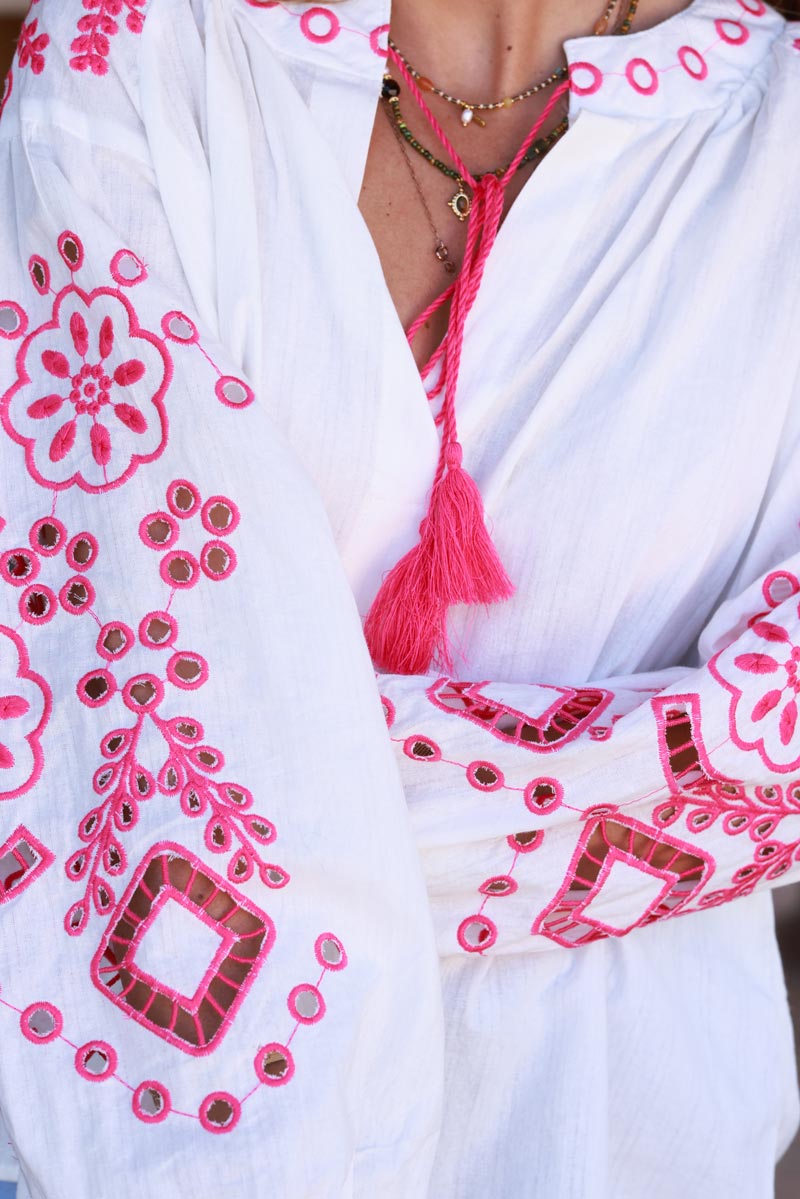 Blouse blanche en coton broderie ajourée fuchsia et pompons