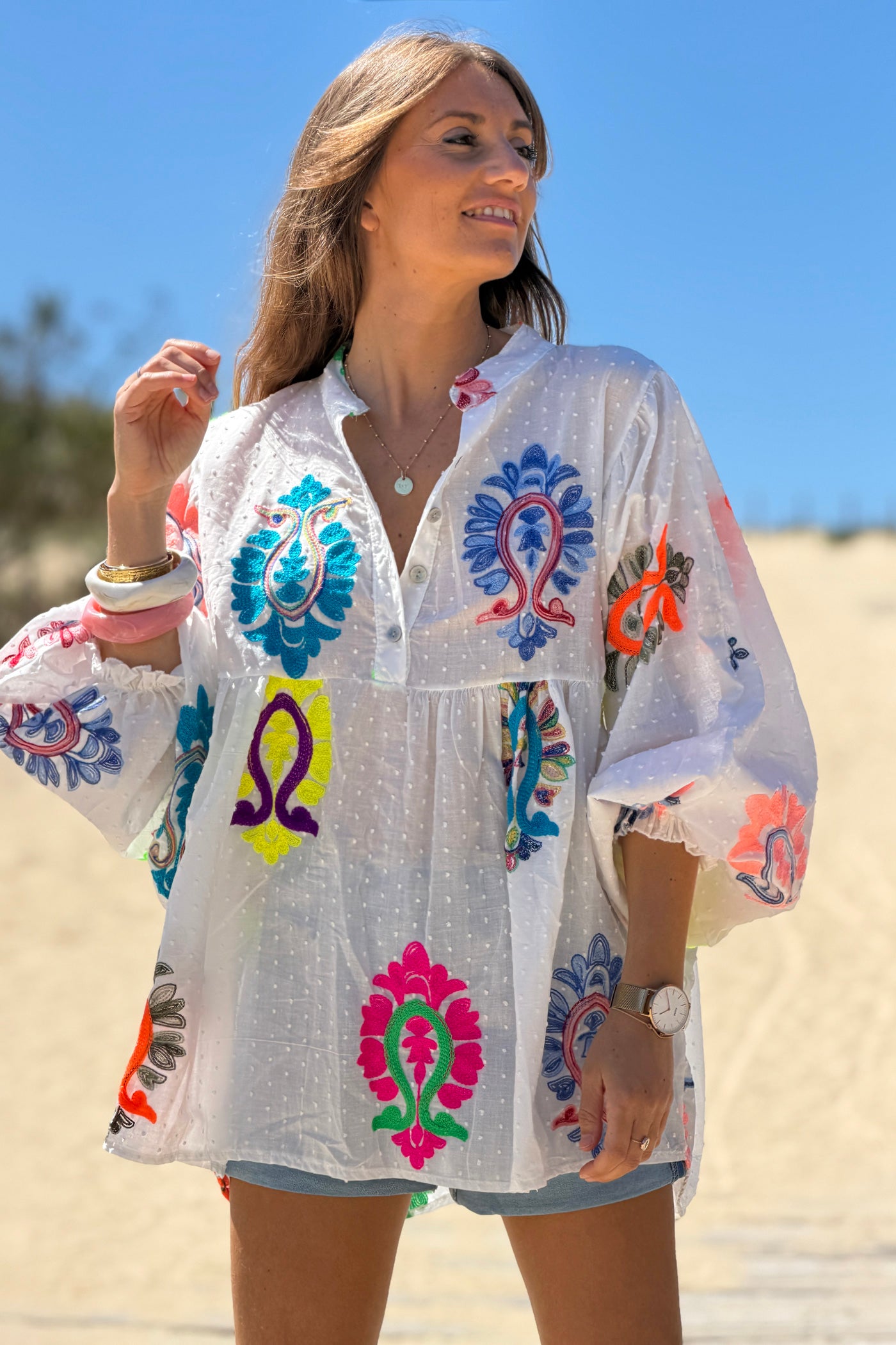 Blouse blanche en coton plumetis et broderie cachemire colorée aléatoire