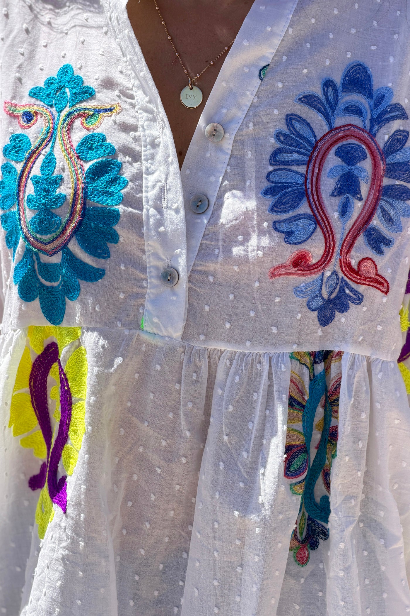 Blouse blanche en coton plumetis et broderie cachemire colorée aléatoire