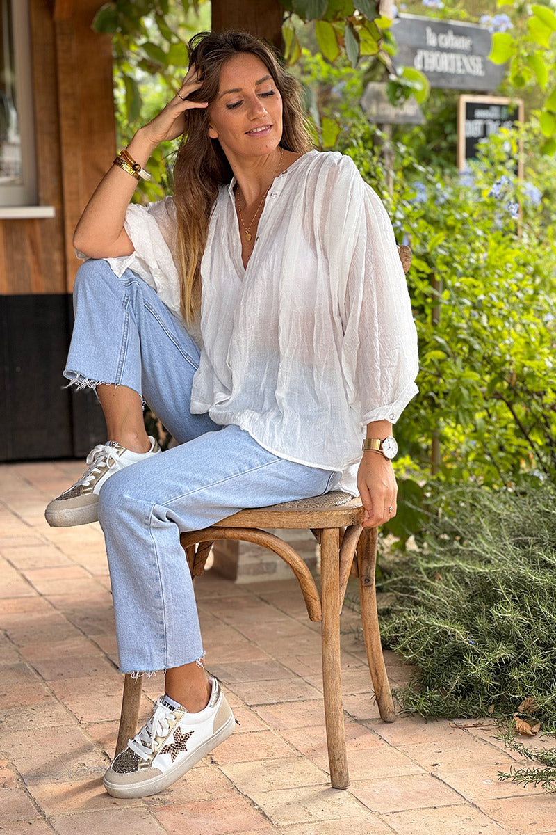 Blouse blanche large boutonnée en voile de coton manches trois-quart