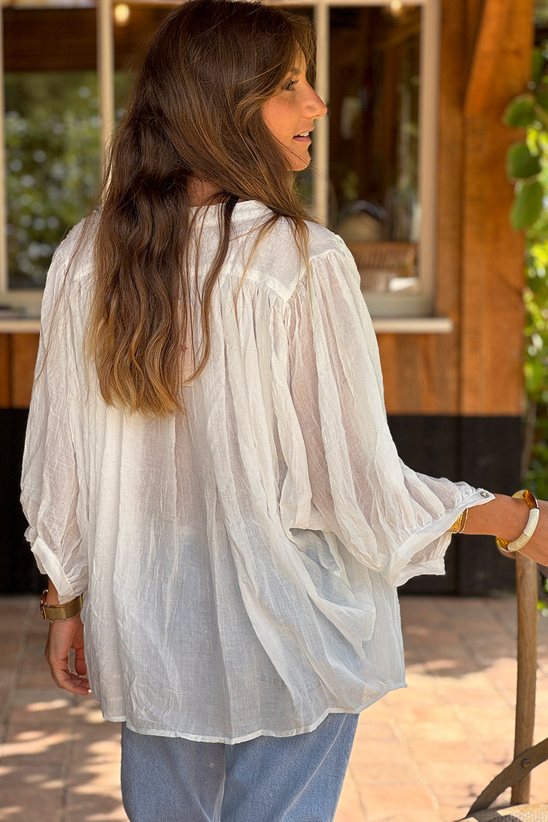 Blouse blanche large boutonnée en voile de coton manches trois-quart