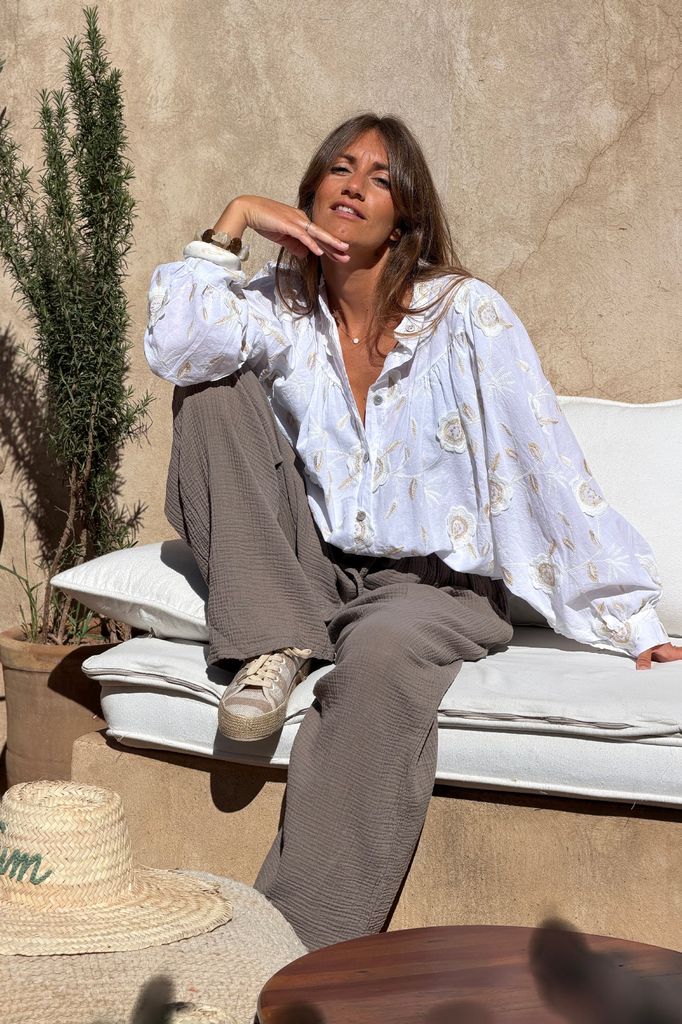 Blouse blanche manches chauve souris broderie fleurs détail doré