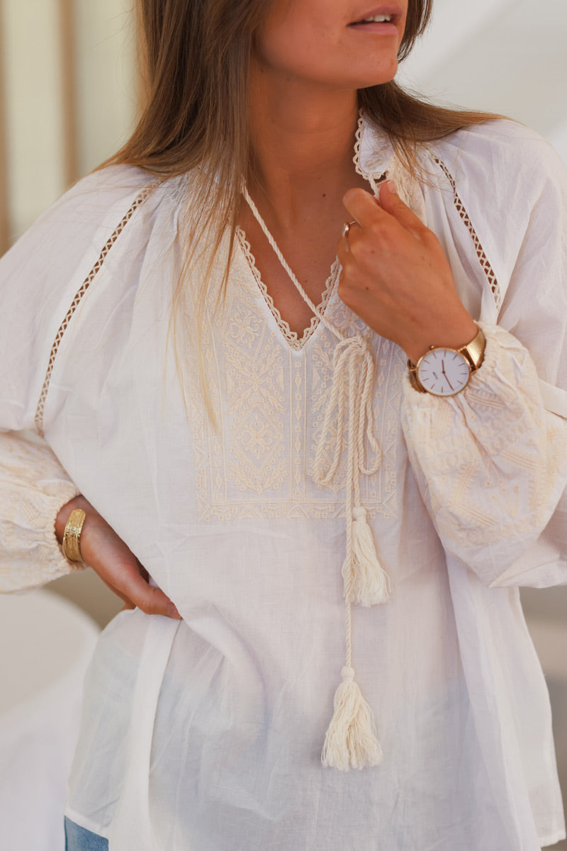 Blusa blanca con cuello y mangas con bordado étnico beige