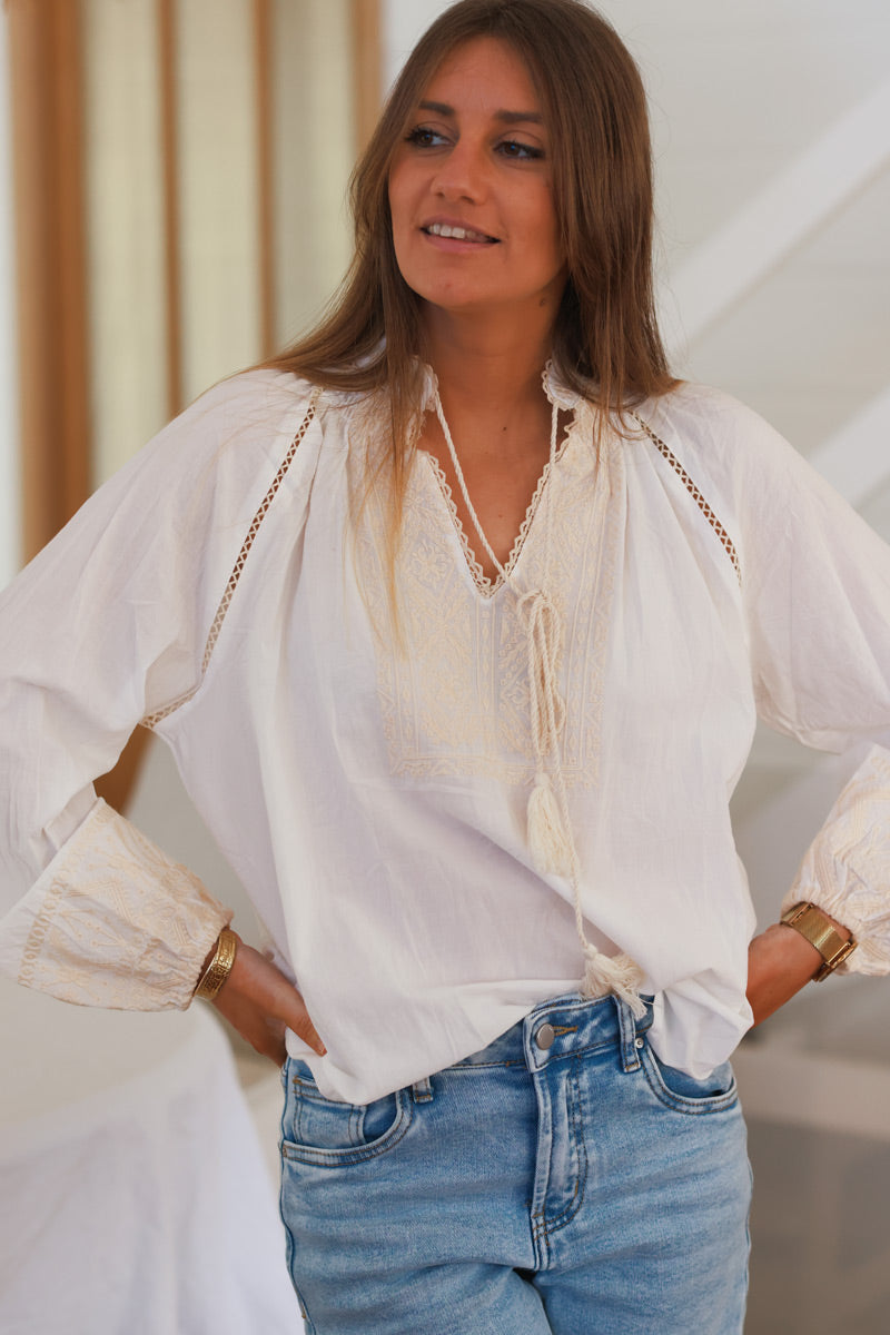 Blusa blanca con cuello y mangas con bordado étnico beige