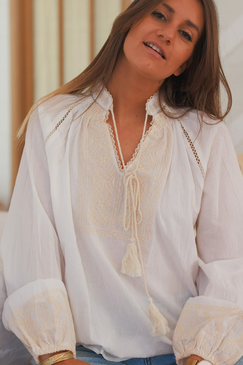 Blusa blanca con cuello y mangas con bordado étnico beige