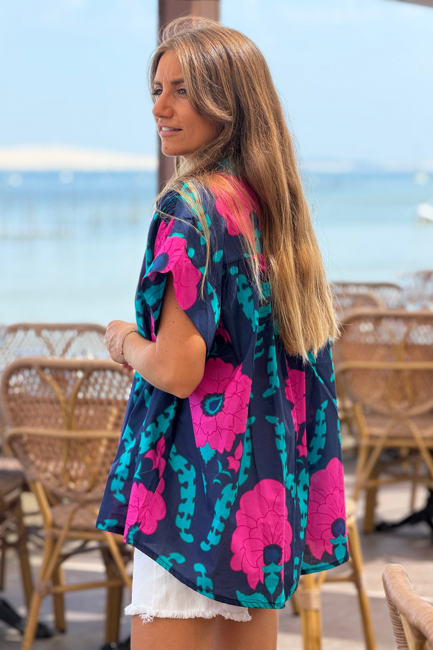 Blouse bleu marine grosses fleurs fuchsia col v