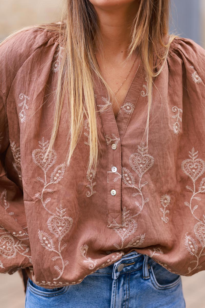 Blusa camel con bordado de cashmere crudo y cuello con botones