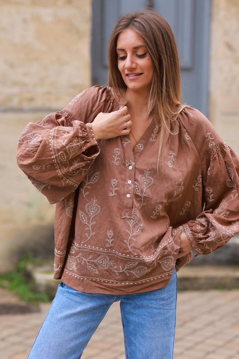 Blusa camel con bordado de cashmere crudo y cuello con botones
