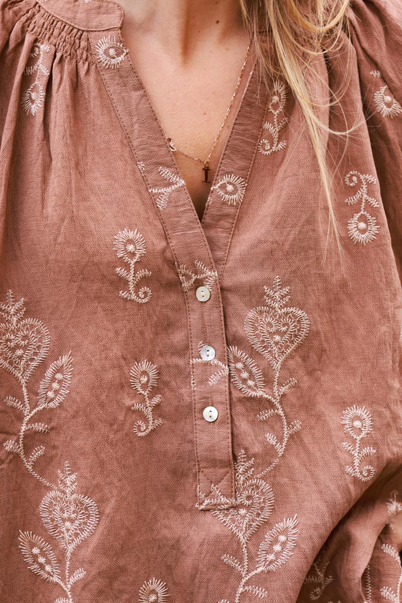 Blusa camel con bordado de cashmere crudo y cuello con botones