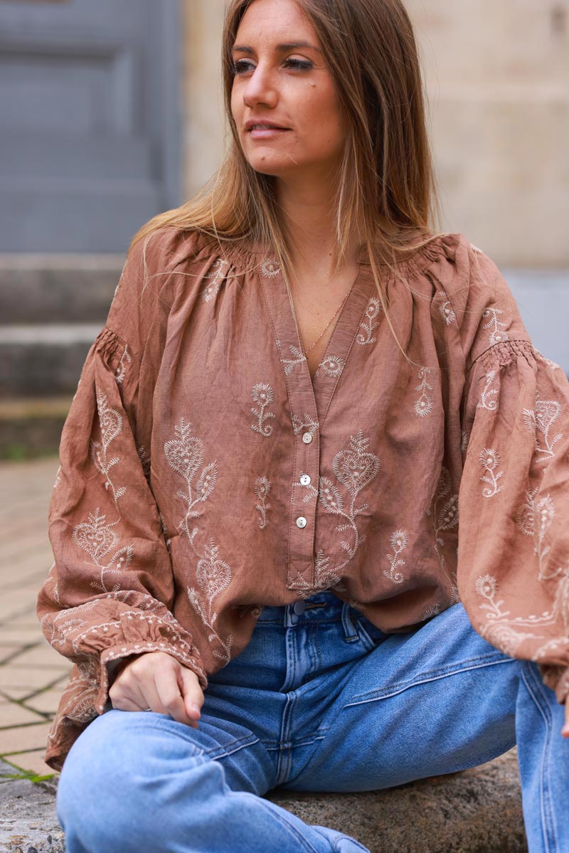Blusa camel con bordado de cashmere crudo y cuello con botones