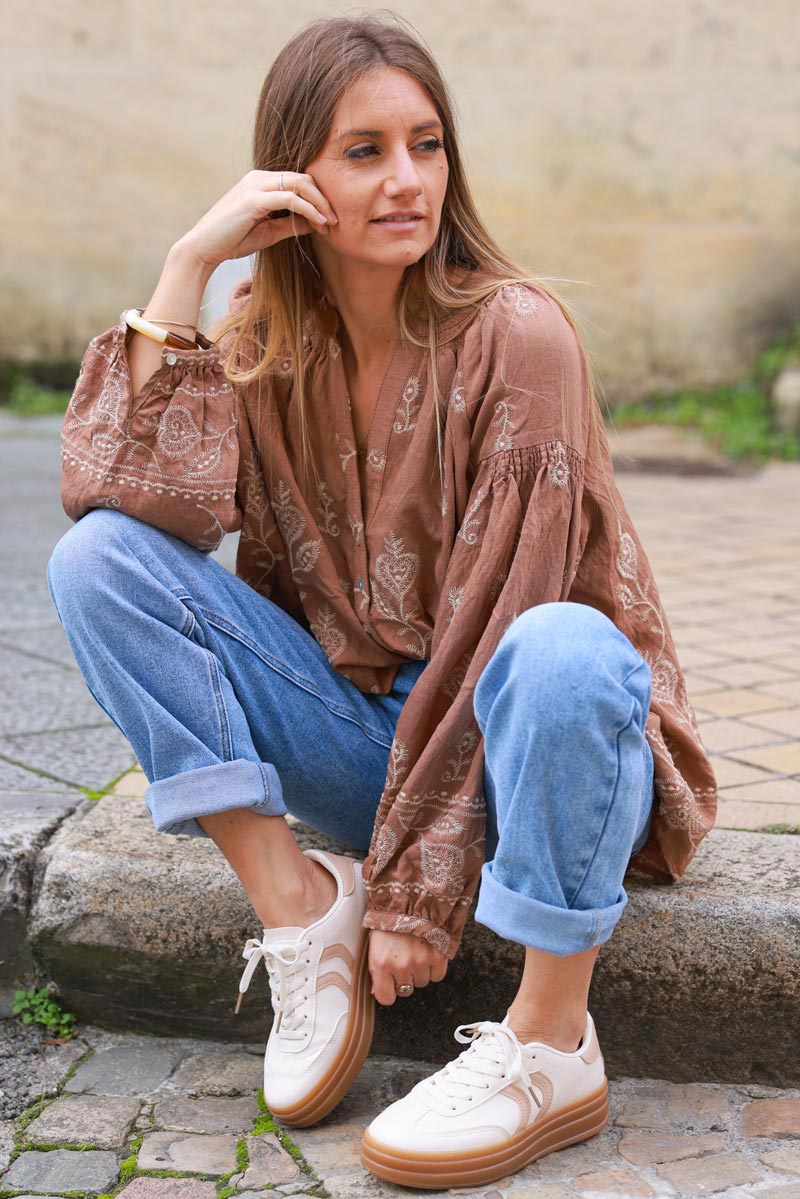 Blusa camel con bordado de cashmere crudo y cuello con botones