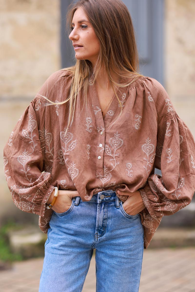Blusa camel con bordado de cashmere crudo y cuello con botones