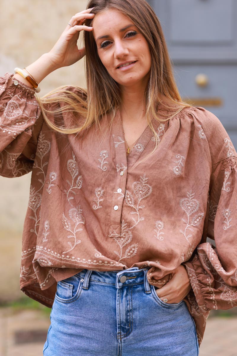 Blusa camel con bordado de cashmere crudo y cuello con botones