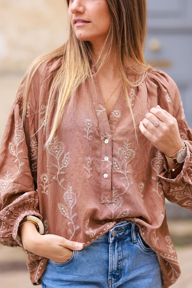 Blusa camel con bordado de cashmere crudo y cuello con botones