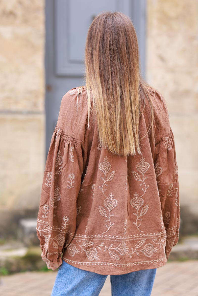 Blusa camel con bordado de cashmere crudo y cuello con botones