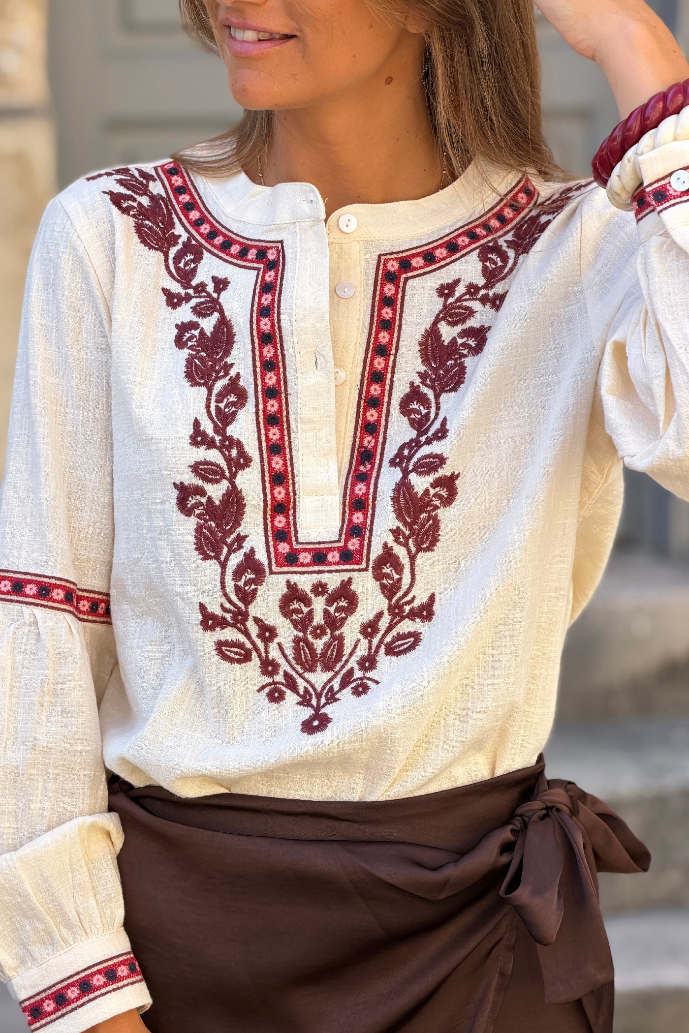 Blouse écru col broderie fleurs bordeaux et aubergine