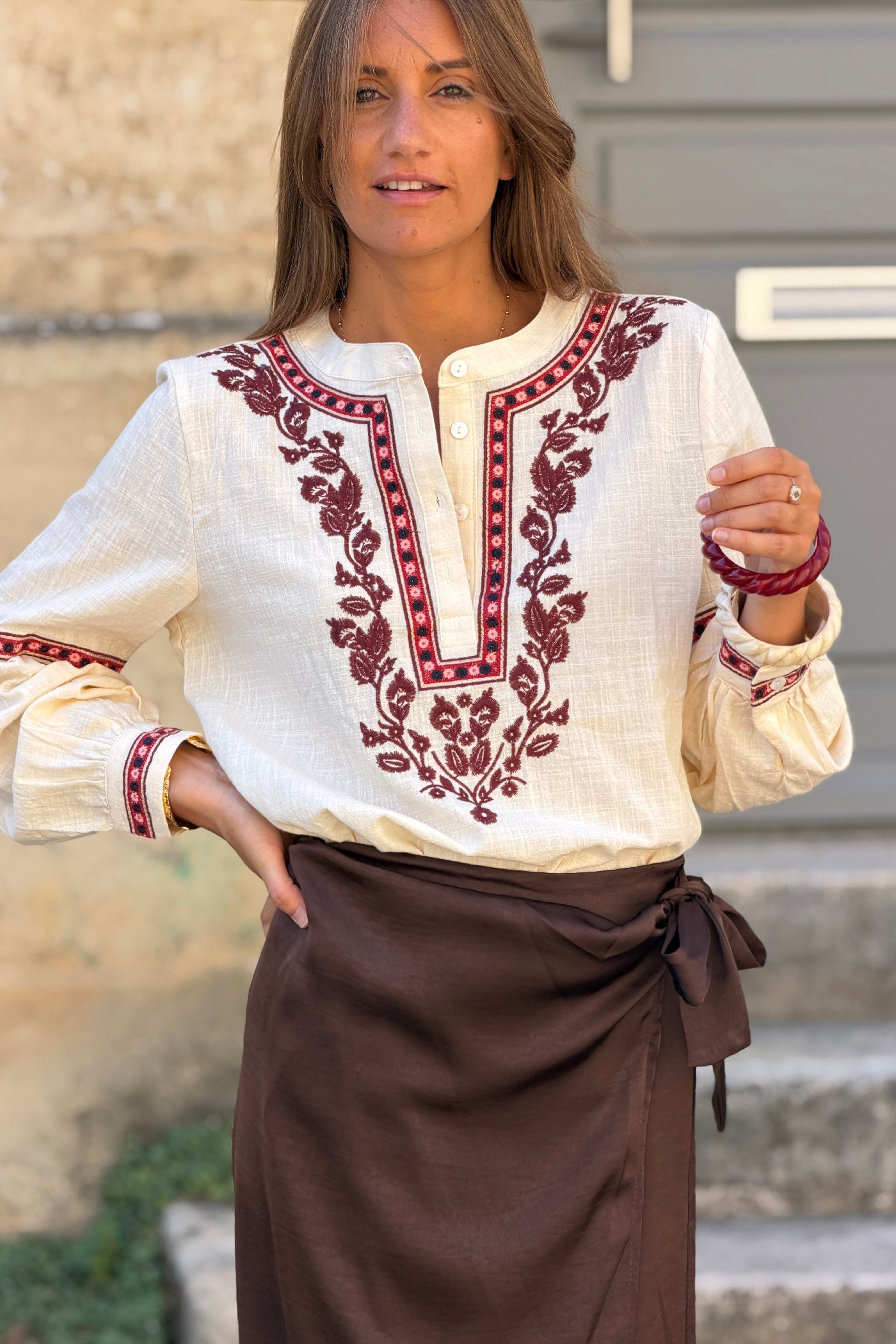Blouse écru col broderie fleurs bordeaux et aubergine