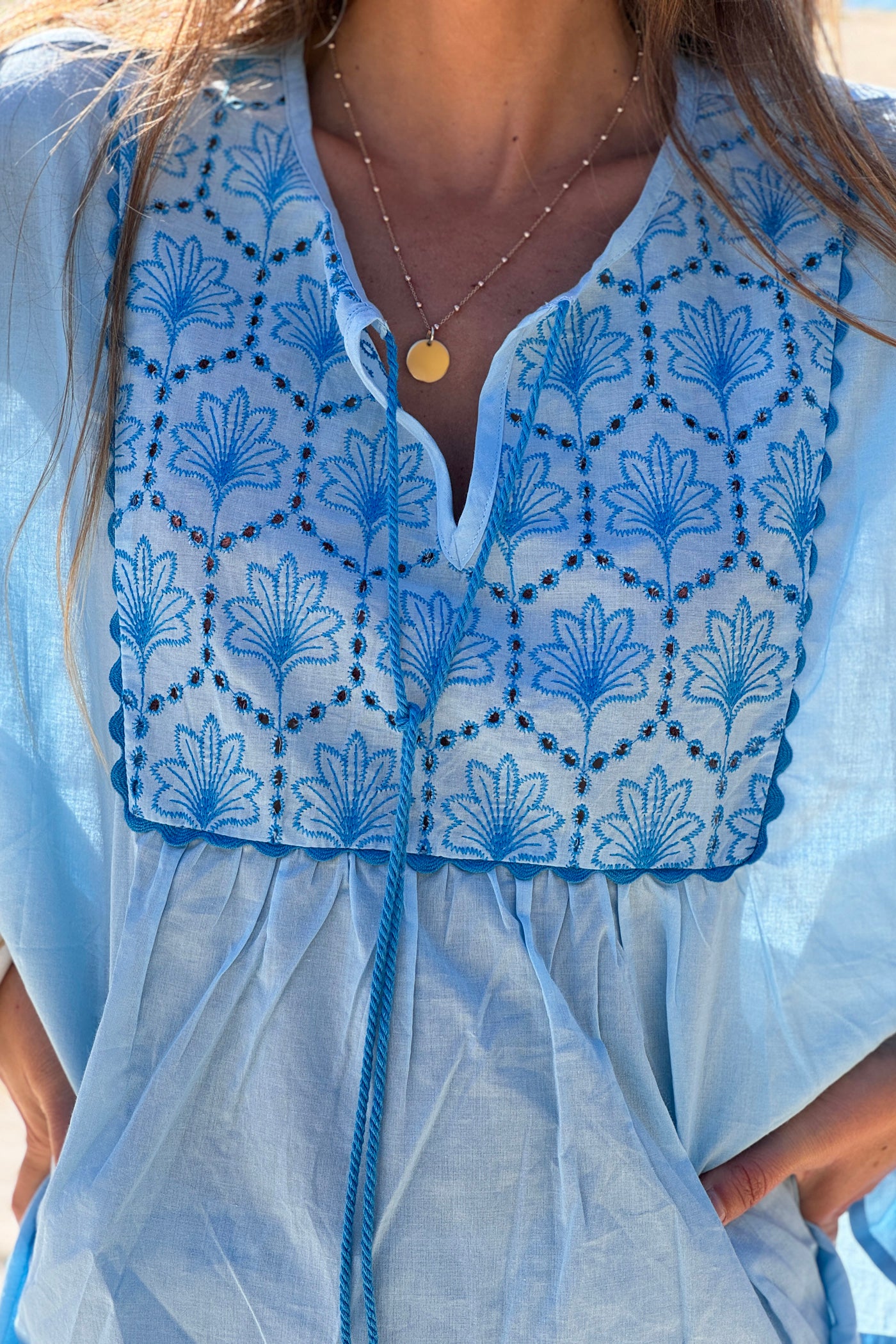Blouse en coton bleu ciel pompons et broderie col