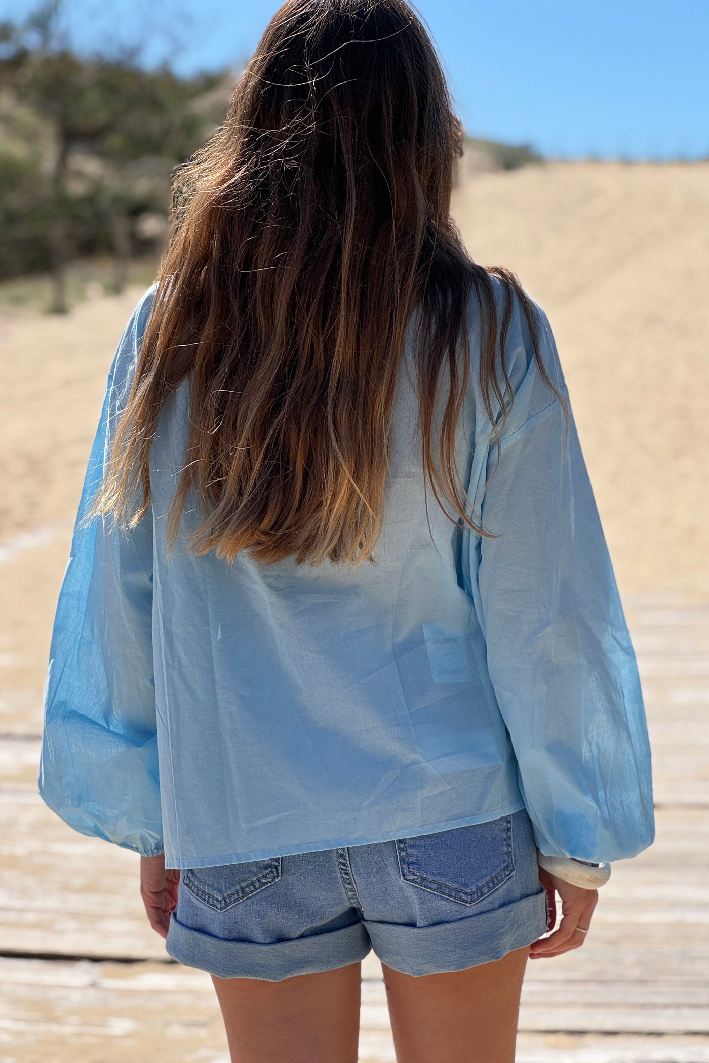Blouse en coton bleu ciel pompons et broderie col