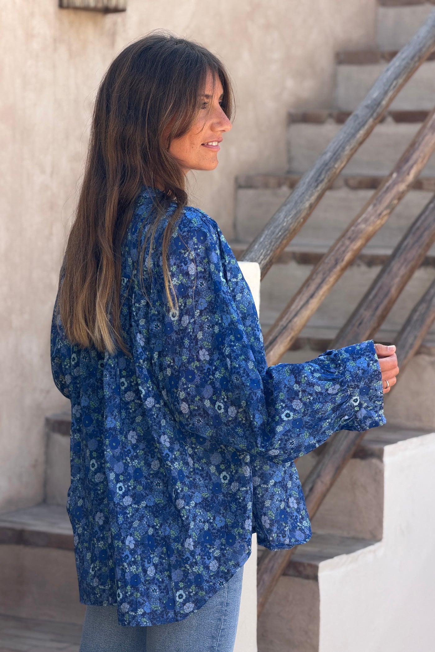 Blouse en coton bleu imprimé fleurs col v petits volants