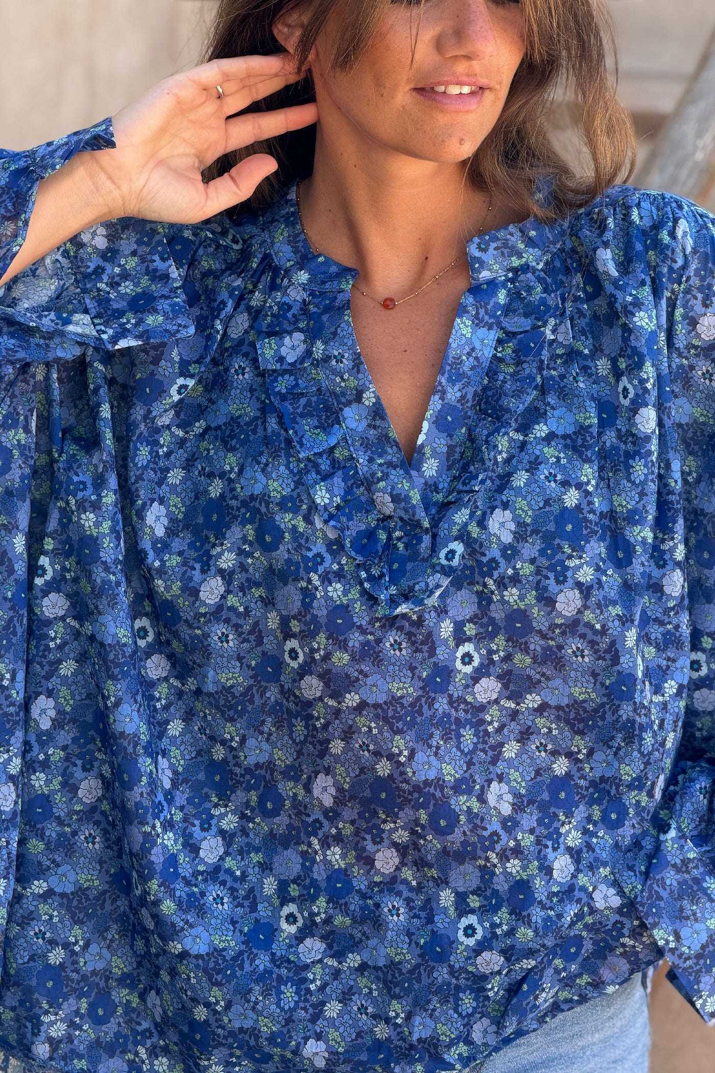 Blouse en coton bleu imprimé fleurs col v petits volants