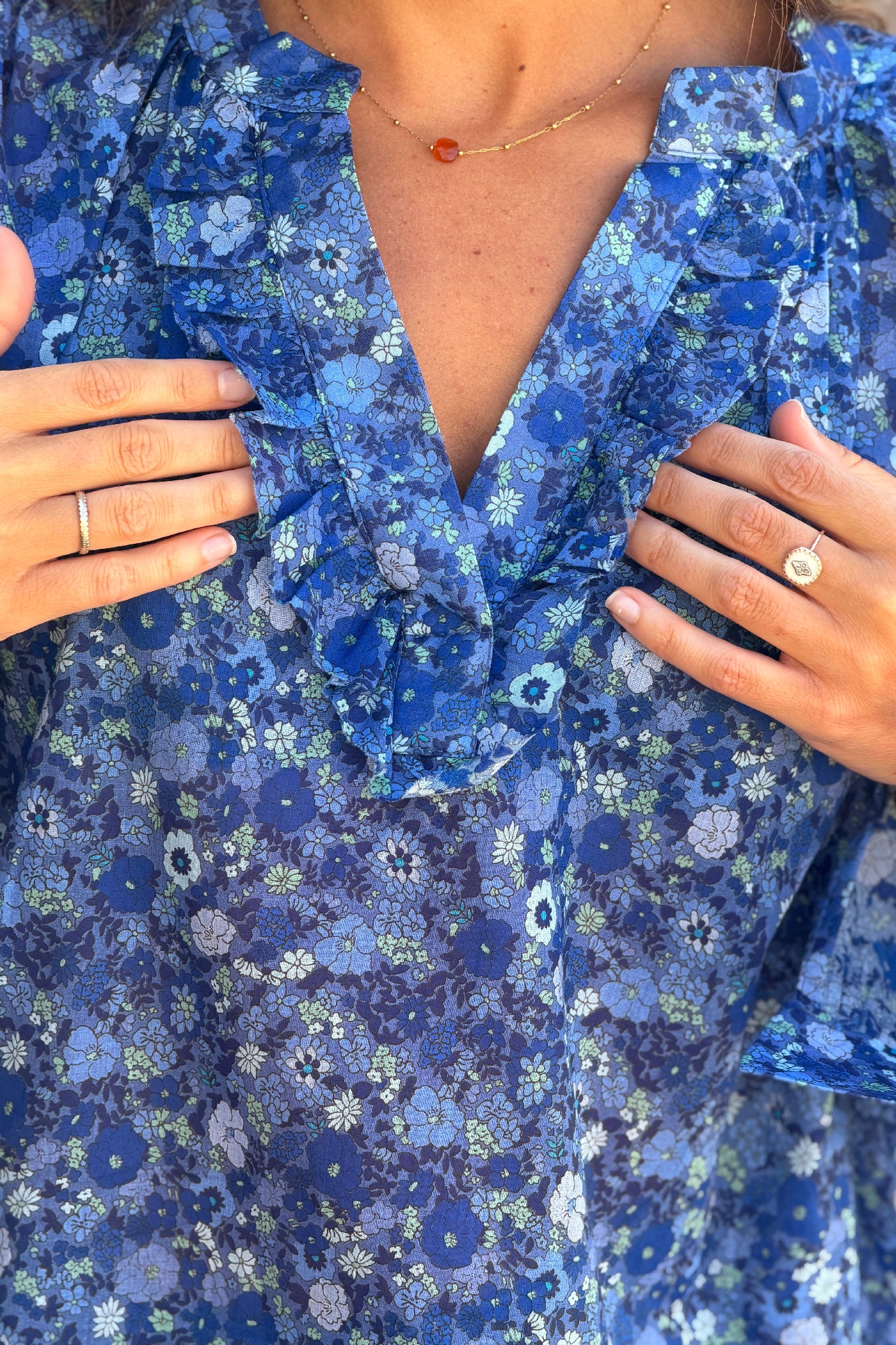 Blouse en coton bleu imprimé fleurs col v petits volants