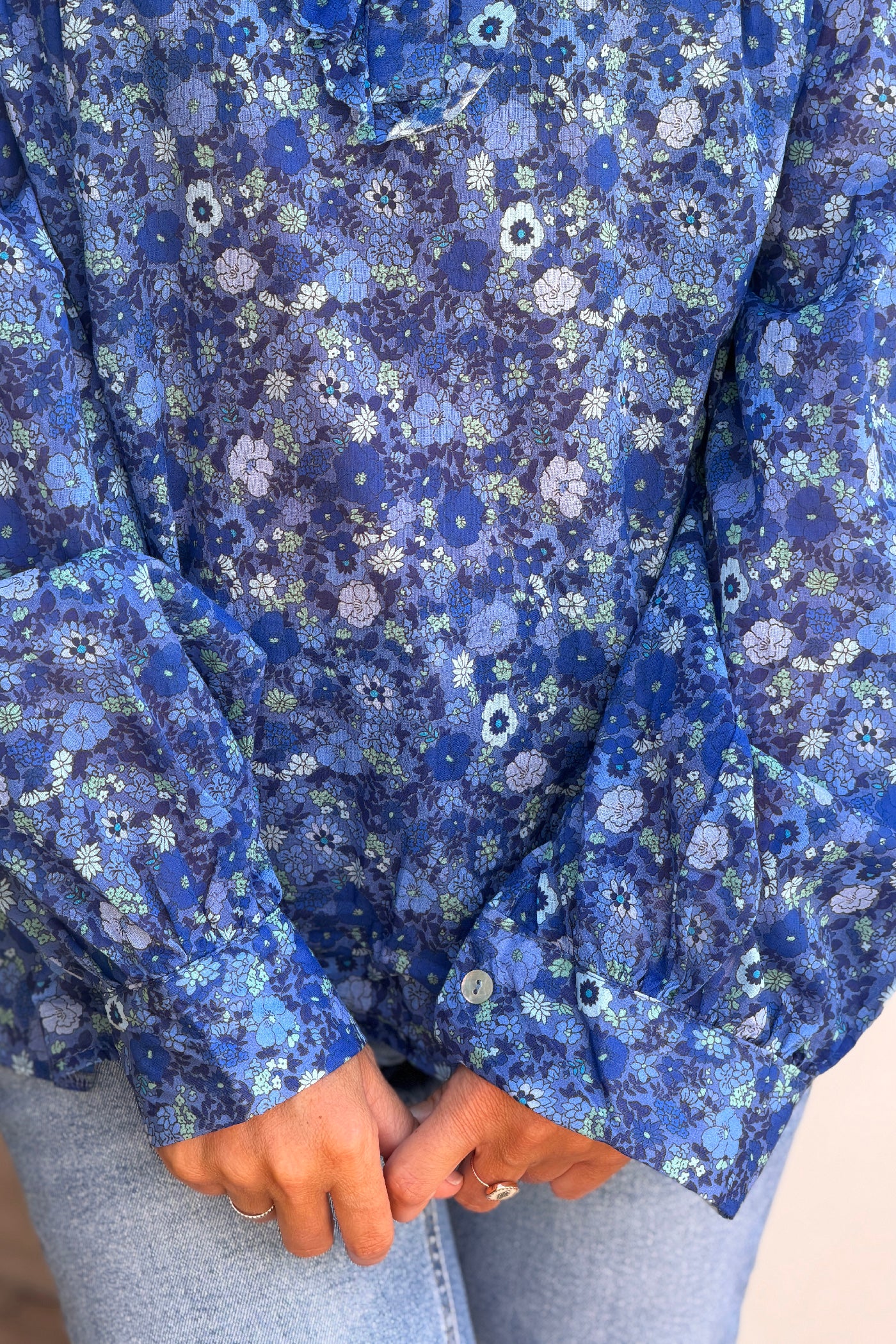 Blouse en coton bleu imprimé fleurs col v petits volants