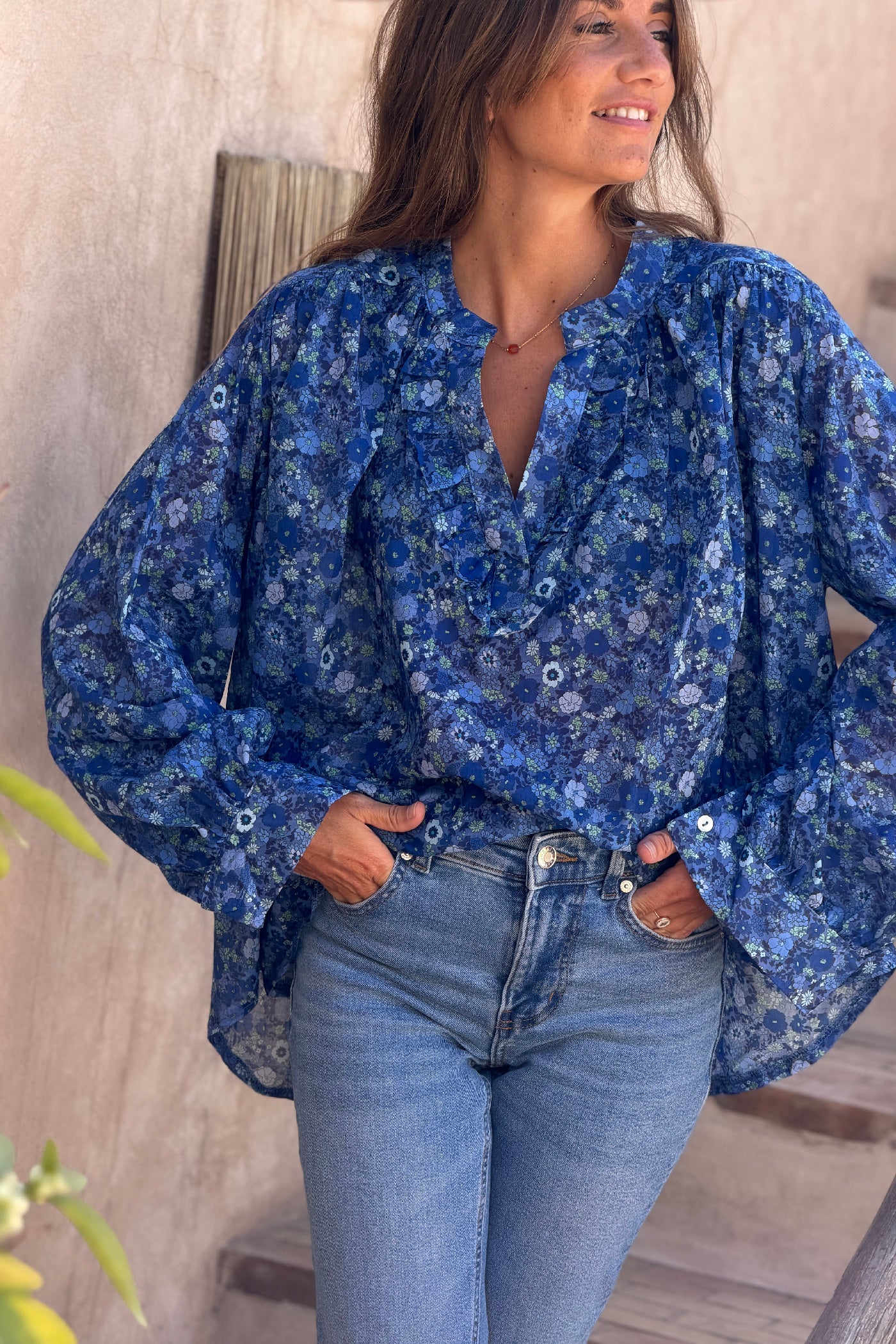 Blouse en coton bleu imprimé fleurs col v petits volants