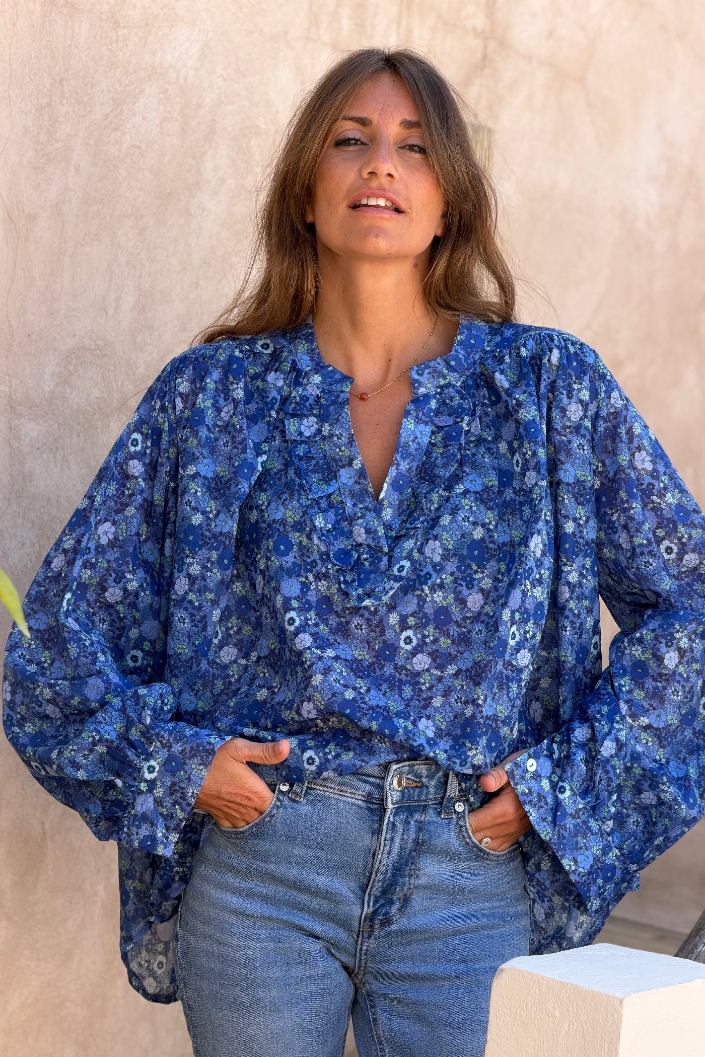 Blouse en coton bleu imprimé fleurs col v petits volants