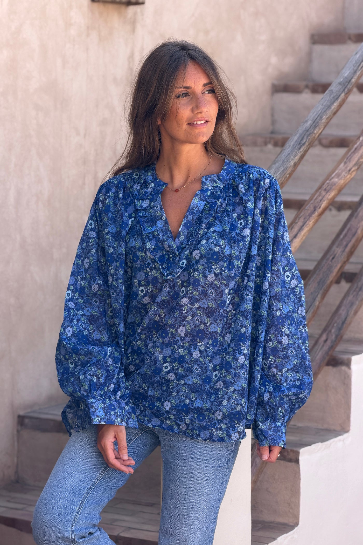 Blouse en coton bleu imprimé fleurs col v petits volants