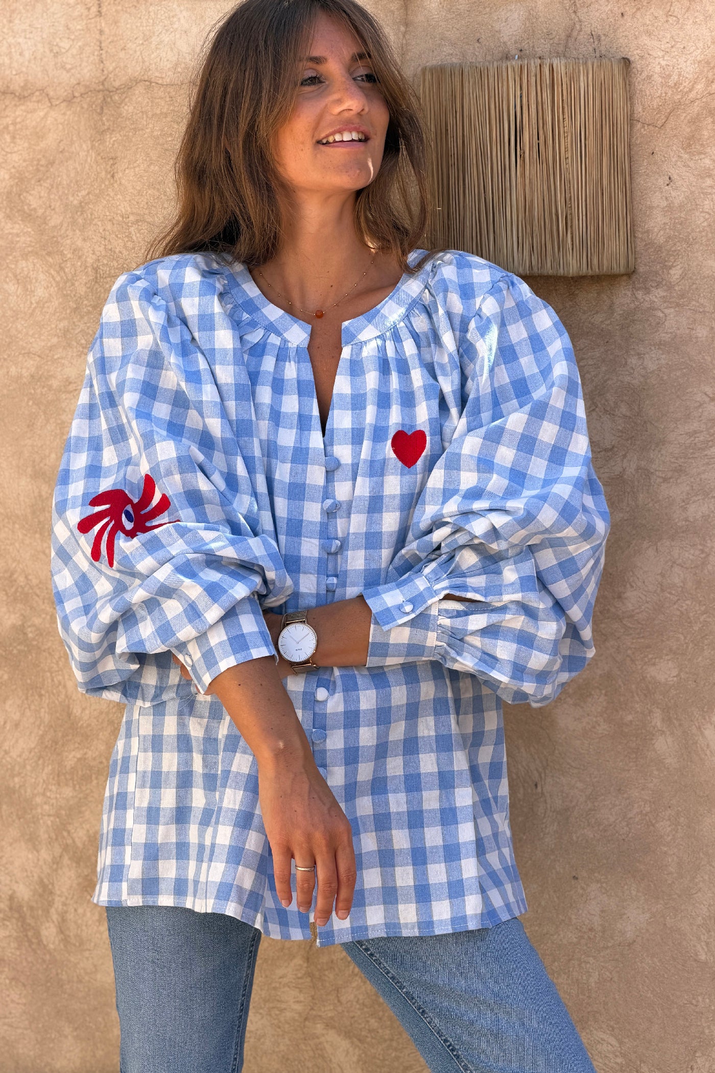 Blouse en coton carreaux vichy bleus broderie coeur détail boutons à brides