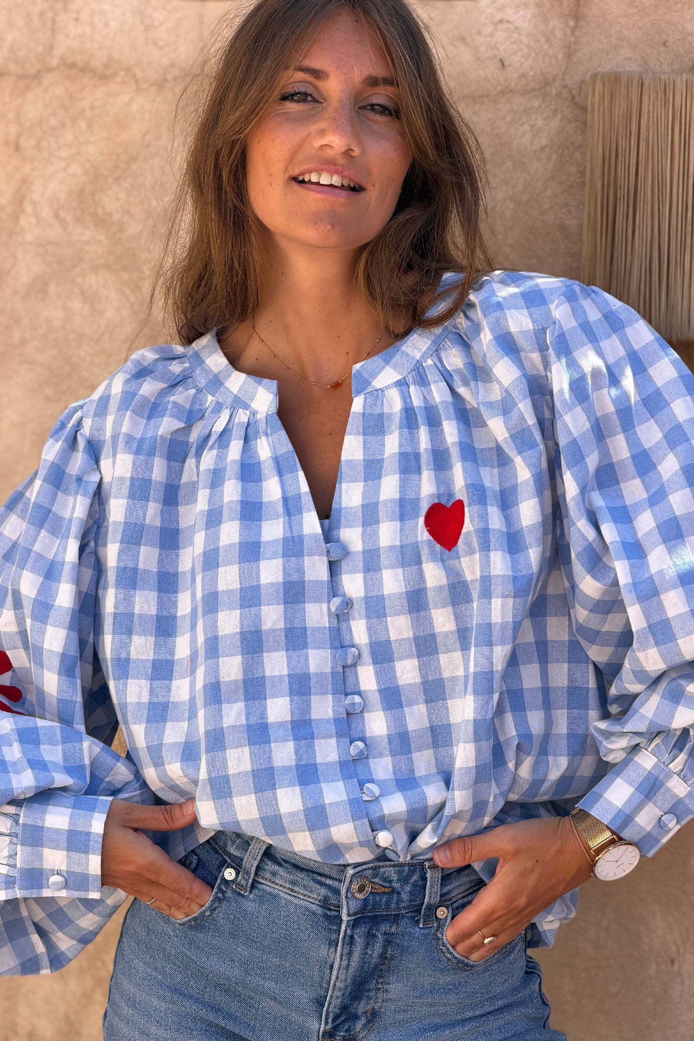 Blouse en coton carreaux vichy bleus broderie coeur détail boutons à brides