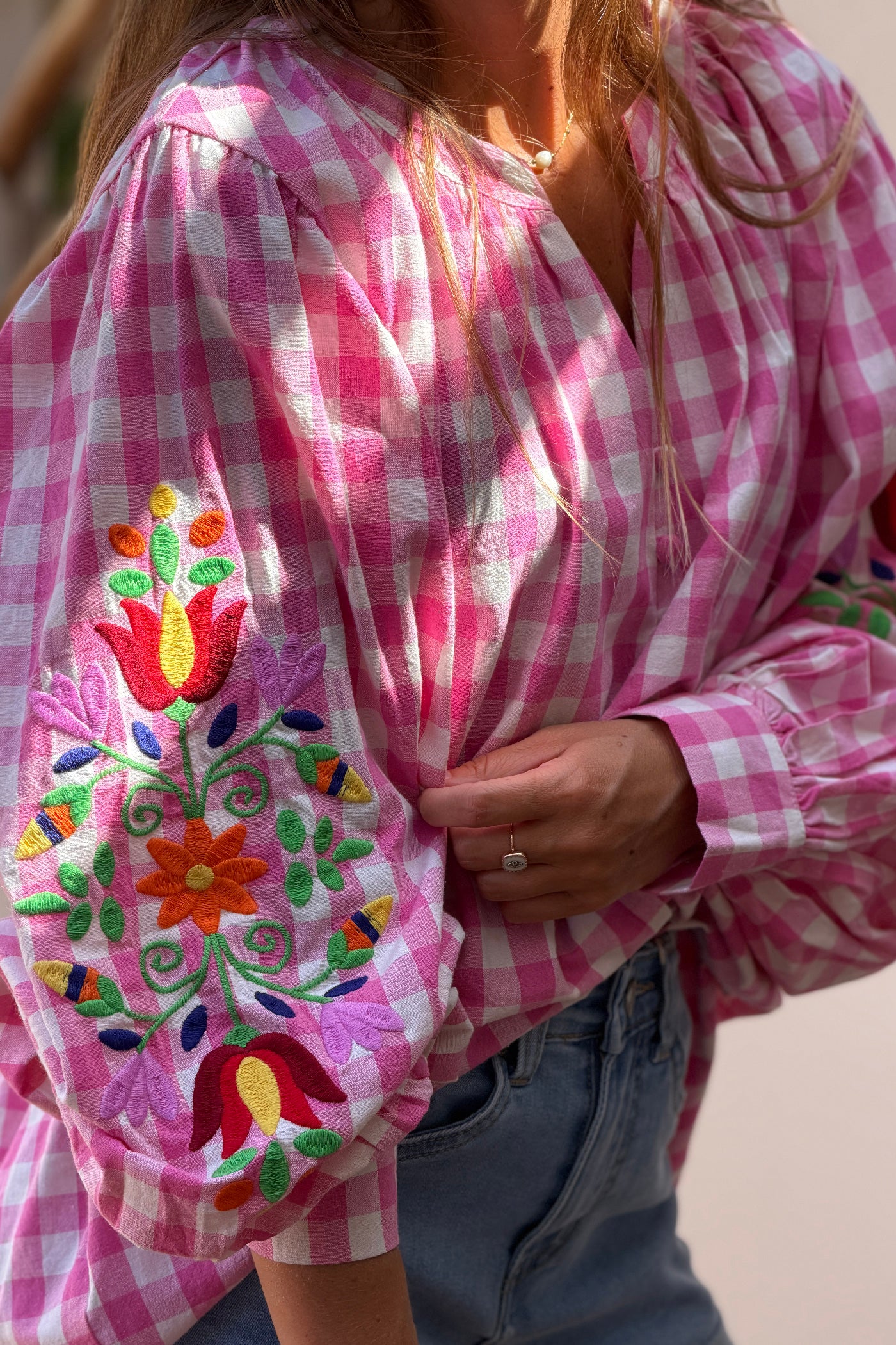 Blouse en coton carreaux vichy fuchsia et broderie fleurs sur les manches ballons