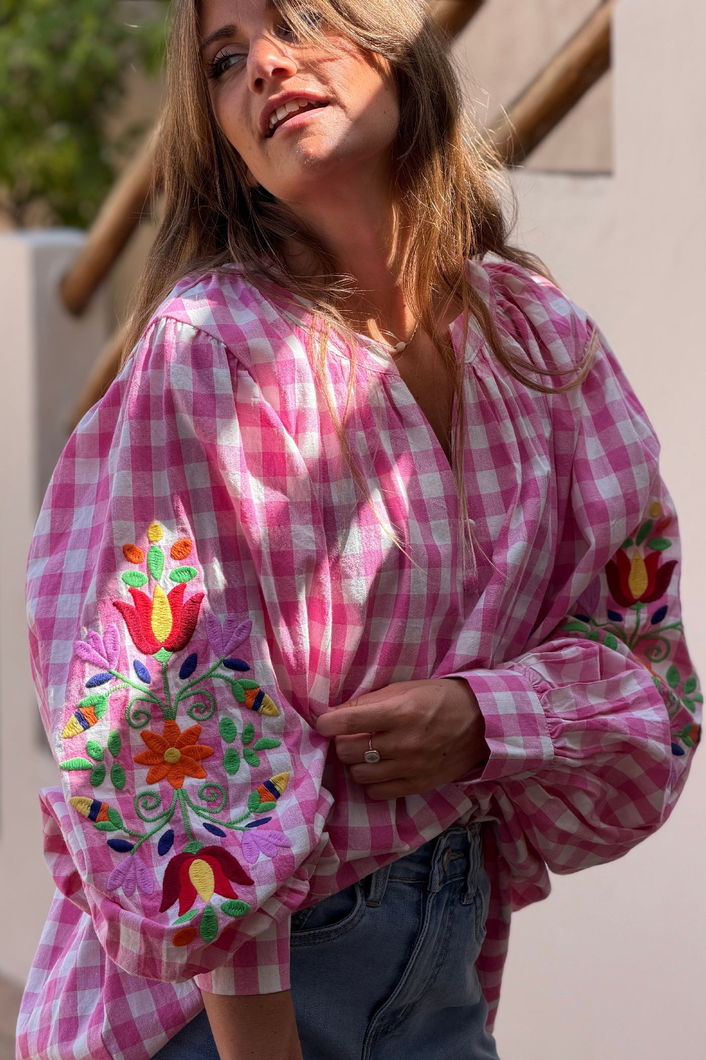 Blouse en coton carreaux vichy fuchsia et broderie fleurs sur les manches ballons