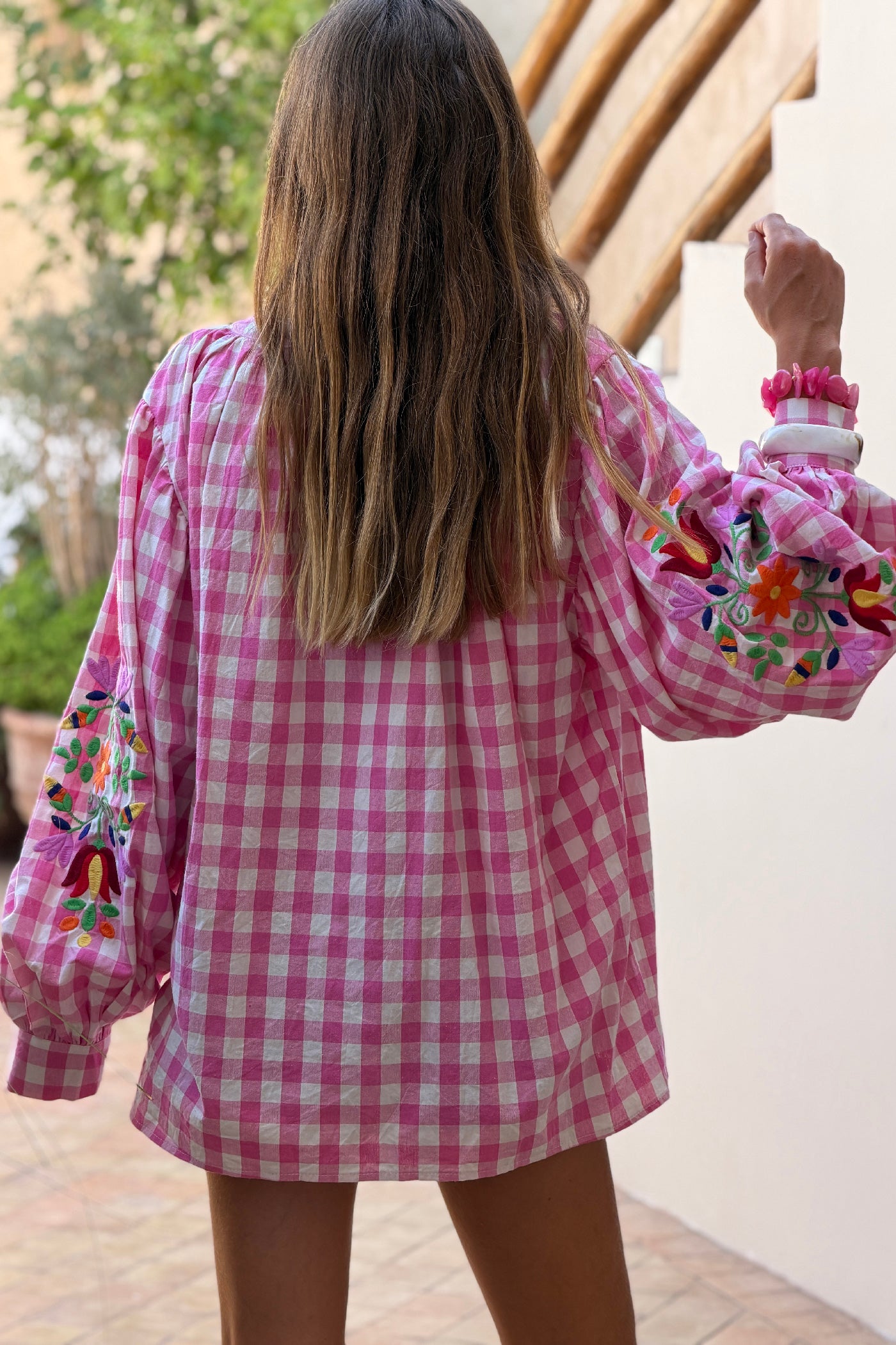 Blouse en coton carreaux vichy fuchsia et broderie fleurs sur les manches ballons