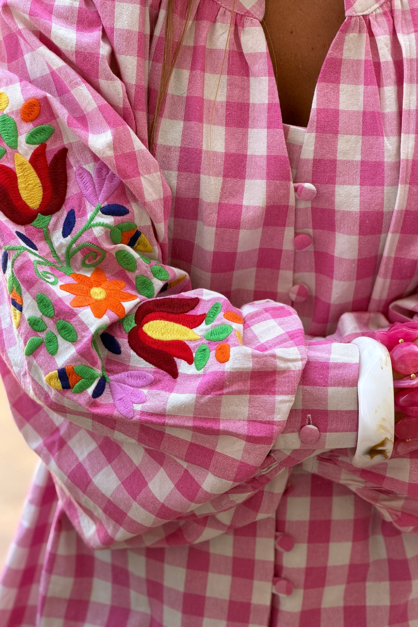 Blouse en coton carreaux vichy fuchsia et broderie fleurs sur les manches ballons