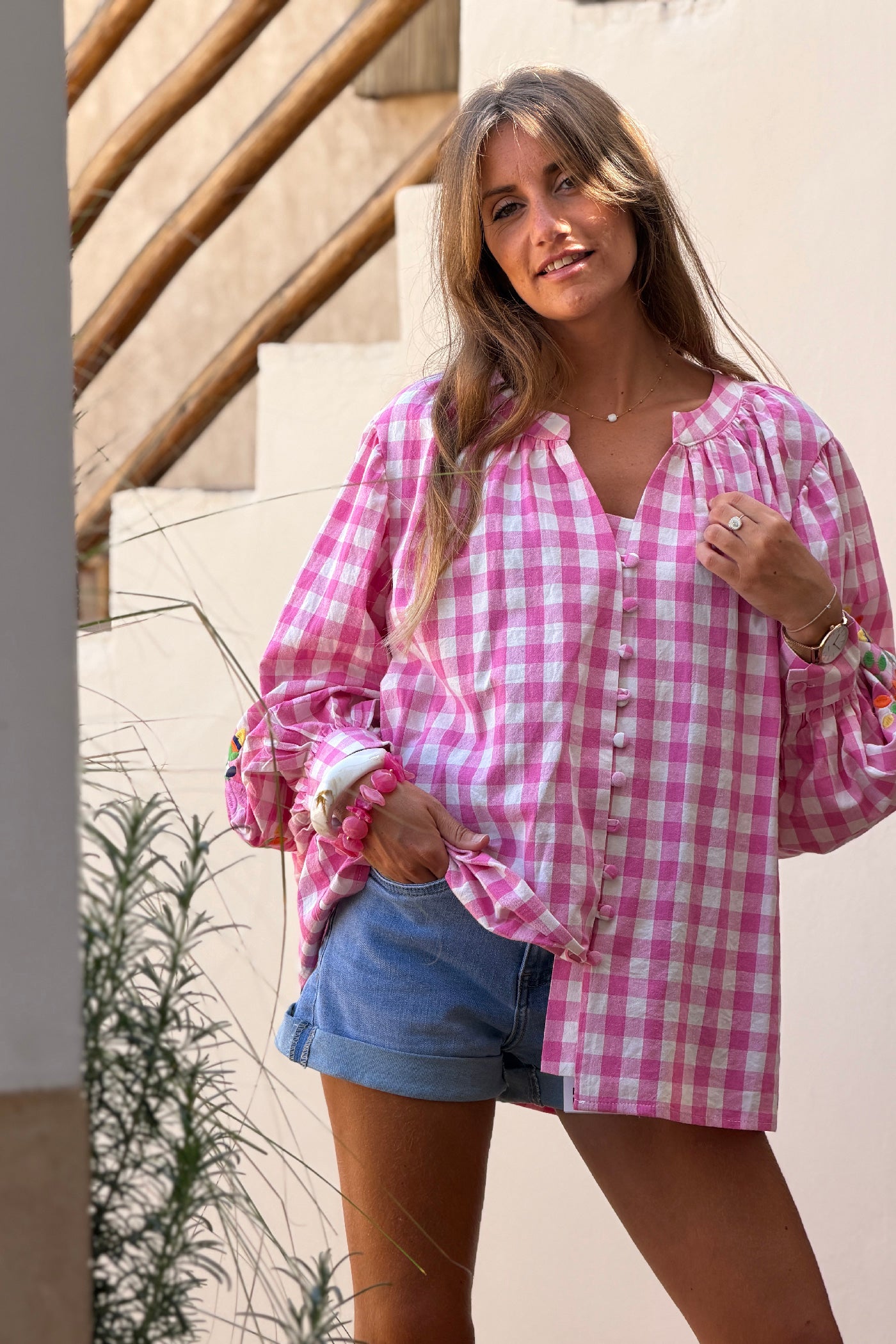 Blouse en coton carreaux vichy fuchsia et broderie fleurs sur les manches ballons