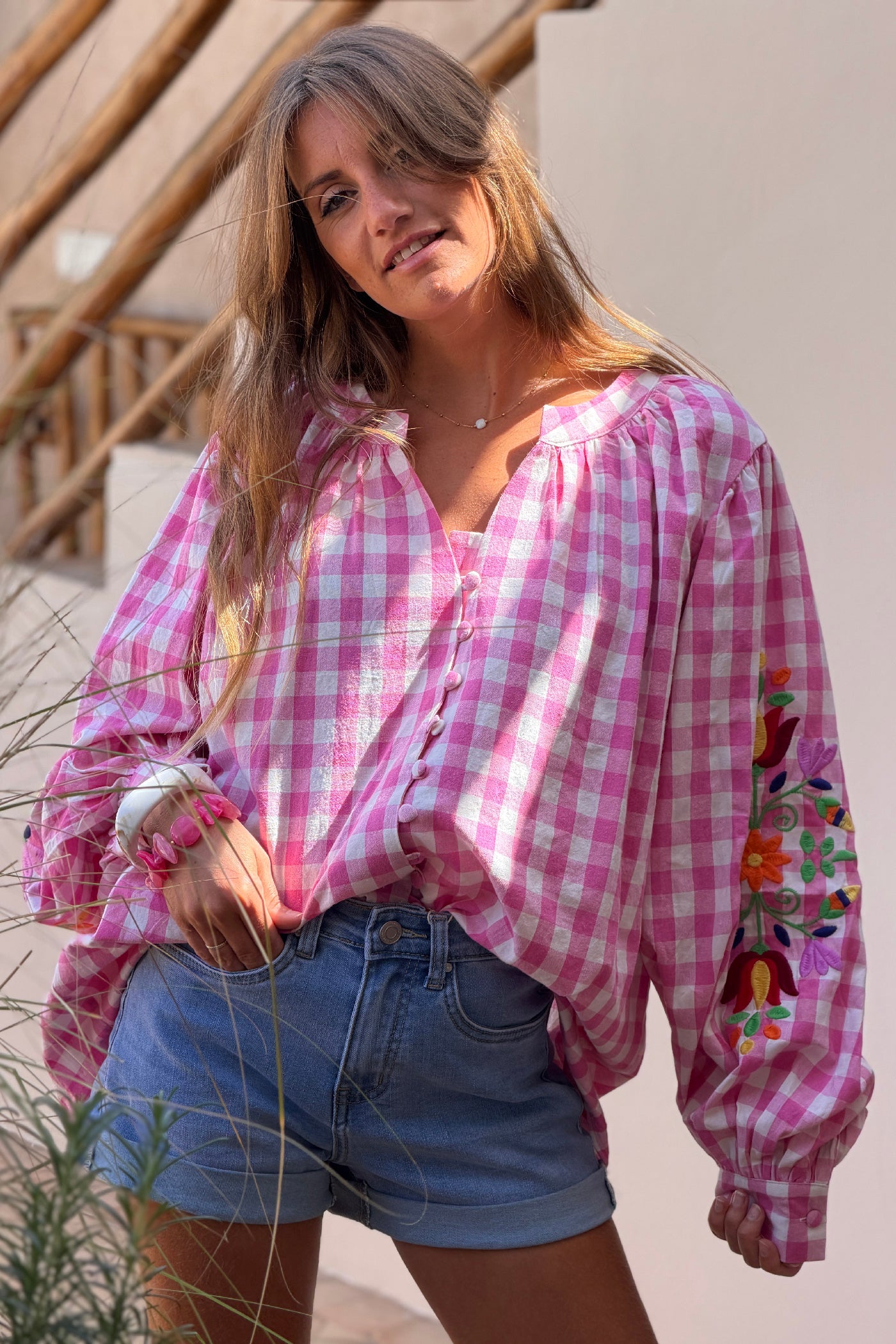 Blouse en coton carreaux vichy fuchsia et broderie fleurs sur les manches ballons
