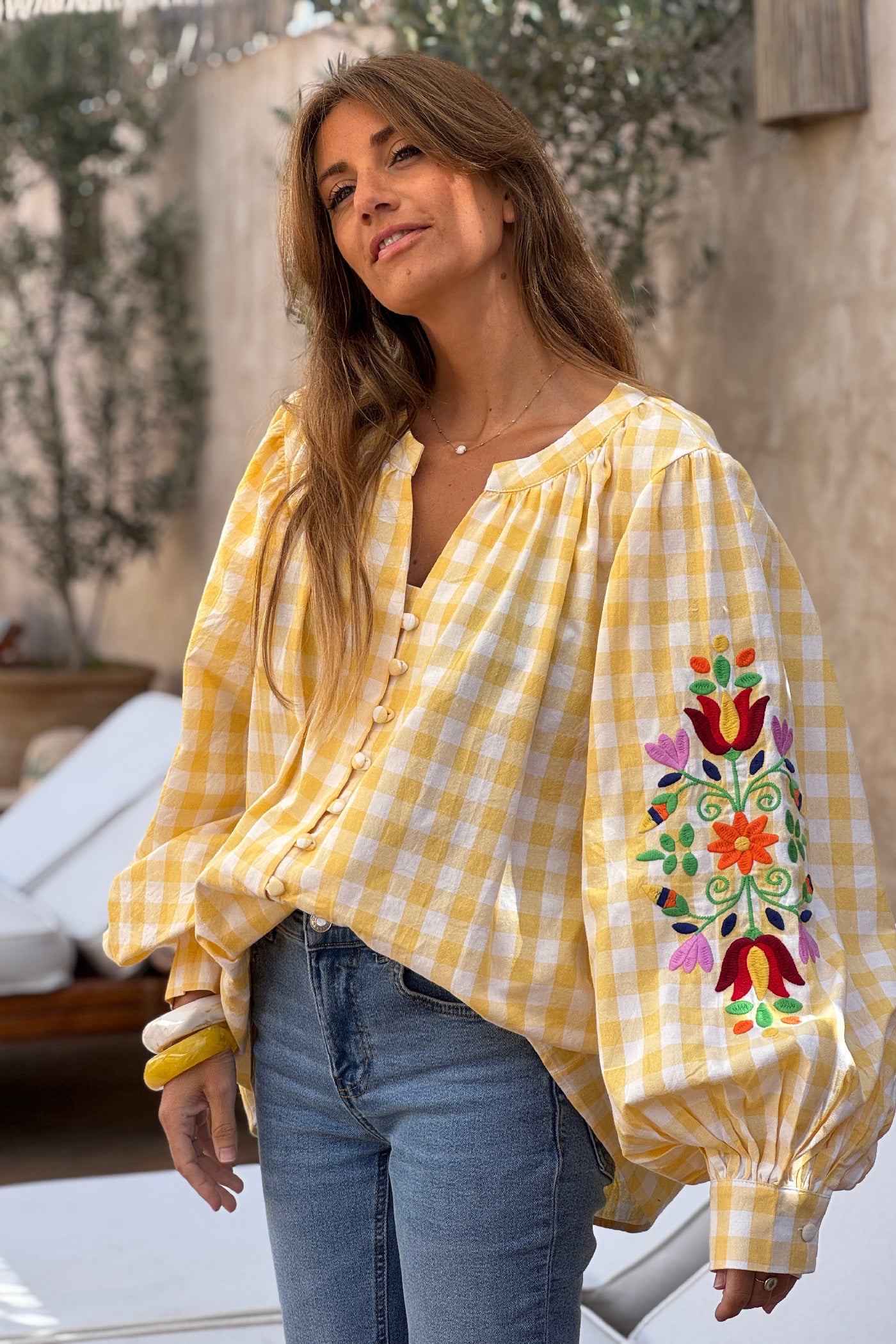 Blouse en coton carreaux vichy jaunes et broderie fleurs sur les manches ballons