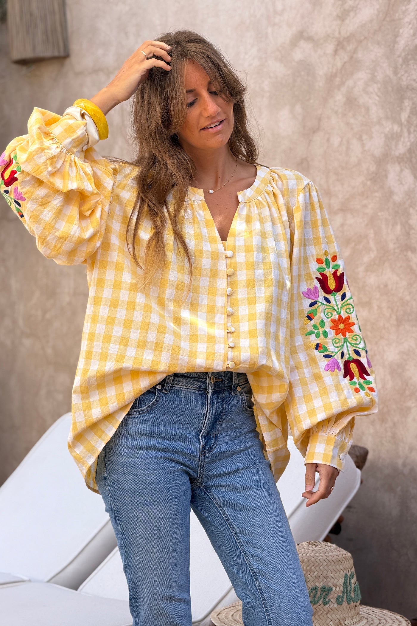 Blouse en coton carreaux vichy jaunes et broderie fleurs sur les manches ballons