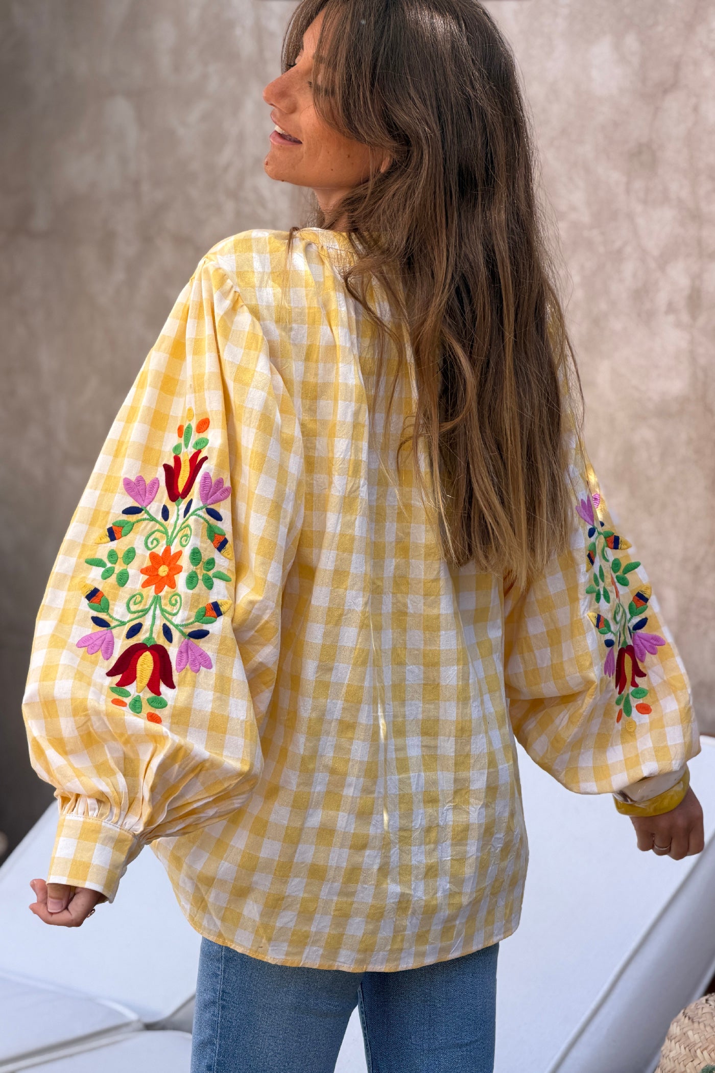 Blouse en coton carreaux vichy jaunes et broderie fleurs sur les manches ballons